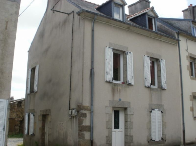 LESNEVEN CENTRE VILLE-IMMEUBLE A USAGE LOCATIF BONNE RENTABILITE