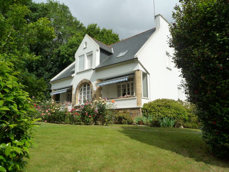 Brest-A 2 pas du centre ville.Demeure bourgeoise de 180m�, des ann�es 50,nich�e au coeur d'un joli jardin de 2500m�