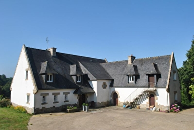 A PROXIMITE DE BREST, SUPERBE PROPRIETE 300M� AVEC PISCINE INTERIEURE ET VUE DIRECTE SUR ETANG - PRODUIT EXCEPTIONNEL -