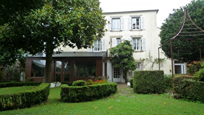 Brest  A 5 Mn du centre ville,belle propri�t� avec joli jardin clos de murs et d�pendances