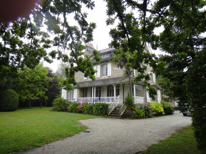 MORGAT RARE ET EXEPTIONNEL .UNE VILLA DE L ARCHITECTE CHABAL DE 1925 AVEC PARC DE 2800 M2 A 2 MN DE LA PLAGE . BELLE DEMEURE SPACIEUCE AVEC BEAUCOUP DE CHARME ET DE CARACTERE