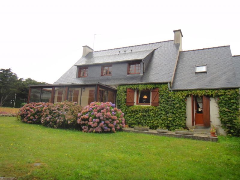 MORGAT A 5MN DE LA PLAGE MAISON AN 80 DANS PETITE RESIDENCE AU CALME . INTERESSANT EN SECONDAIRE COMME EN PRINCIPALE