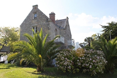 LOCTUDY - EXCEPTIONNELLE PROPRIETE AVEC VUE MER - TERRAIN CLOS DE 1200 M2 - PROCHE COMMERCES