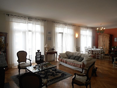 BREST - Au coeur du centre ville,bel appartement bourgeois T8 avec ascenseur et garage,� proximit� imm�diate de tous les commerces