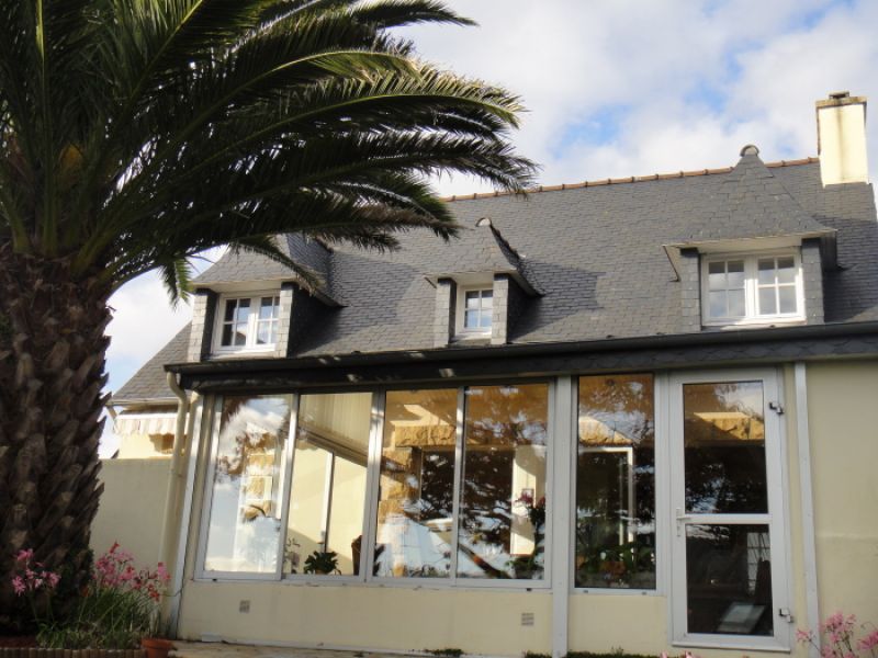 BOHARS BOURG PROCHE DES ECOLES ET DES COMMERCES , ET DE BREST UNE MAISON D'HABITATION DU TYPE 6 DE CARACTERE AVEC PIECE DE VIE VERANDA TERRASSE EN REZ DE JARDIN . GRAND GARAGE EN SOUS SOL ,BEAU TERRAIN AMENAGE PAYSAGE ET CLOS DE 879 M2 .