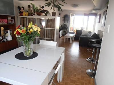 BREST .LAMBEZELLEC ,A 5 MINUTES DES COMMERCES,SUPERBE T4 ENTIEREMENT RENOVE,GRANDE PIECE DE VIE,CUISINE US,3�me ET DERNIER ETAGE,STATIONNEMENT AISE
