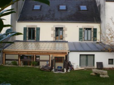 LESNEVEN,MAISON DE VILLE SUR JARDIN CLOS,A PROXIMITE DE TOUTES COMMODITES