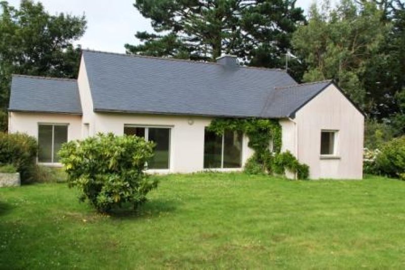 RARE- LESNEVEN CENTRE VILLE-MAISON DE PLAIN PIED RECENTE-SUR TERRAIN DE 1358 M�