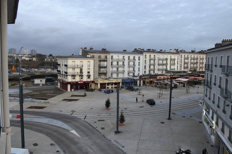 BREST    BAS DE SIAM  EMPLACEMENT EXCEPTIONNEL POUR CE GRAND T3 LUMINEUX AU DERNIER ETAGE   GARAGE EN OPTION