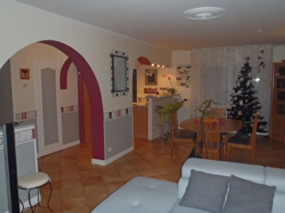 Brest ,situ�e en impasse ,confortable maison T5 de 100m�  en tr�s bon �tat,avec jardin et garage.Proximit� imm�diate �cole,lyc�e et bus.