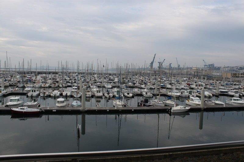 BREST - PORT DE PLAISANCE DU CHATEAU - APPARTEMENT D'ARCHITECTE RECENT DE 116 M2 AVEC VUE MER IMPRENABLE - TERRASSE - ASCENSEUR - GARAGES