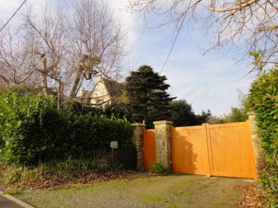 LE RELECQ KERHUON TRES BIEN SITUE UNE PROPRIETE AVEC MAISON SPACIEUCE DE 6.7 CHAMBRES CONSTRUITE SUR TERRAIN CLOS ET ABORE D'ESSENCES RARES .