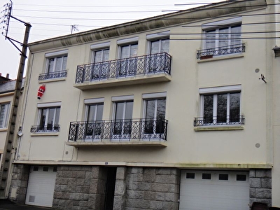 BREST VILLE IMMEUBLE compose de 2  t6 ,1 t2,1 t1,1 studio, 2 garages, 2 caves, exellent etat,bon rapport locatif .