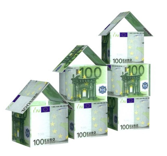Landerneau  Centre ville Immeuble de 420 m2 compos� d'un local commercial, de 2 T5 et d'un T3