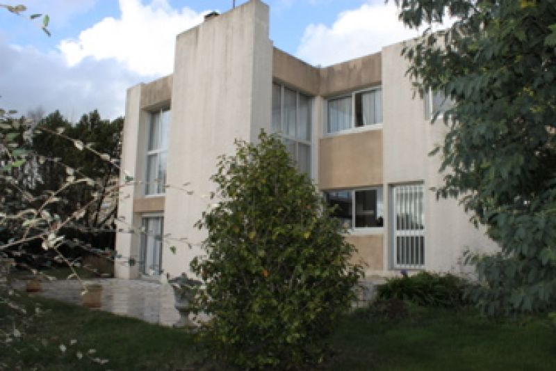 MAISON CONTEMPORAINE DE 212 M2 DES ANNEES 80 EN QUARTIER RESIDENTIEL  SUR BOHARS