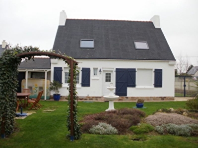 PLOUNEOUR TREZ MAISON A 300 M DE LA PLAGE TRES CONFORTABLE SUR TERRAIN CLOS