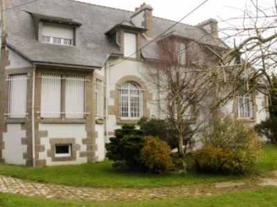 PLOUDALMEZEAU-PROPRIETE DE 300 M� HABITABLES-SUR JARDIN CLOS DE 2500 M�-GARAGE DOUBLE PLUS DEPENDANCE AMENAGEABLE