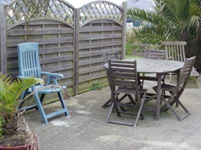 LESNEVEN A PROXIMITE DE TOUTES COMMODITES MAISON RECENTE SUR JARDIN PAYSAGER AVEC COIN TERRASSE A L'ABRI DES REGARDS-