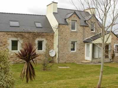 PROCHE LESNEVEN FERMETTE RENOVEE PLUS DEPENDANCE SUR JARDIN PAYSAGER 615 M�