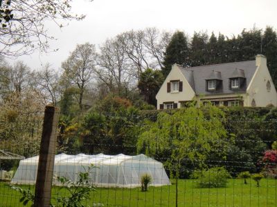 brest et quimper a mi chemin pour cette maison surplombant l'aulne et sa vallee .