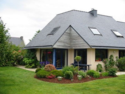 LE FOLGOET MAISON D'ARCHITECTE TRES SPACIEUSE SUR JARDIN ARBORE SANS VIS A VIS