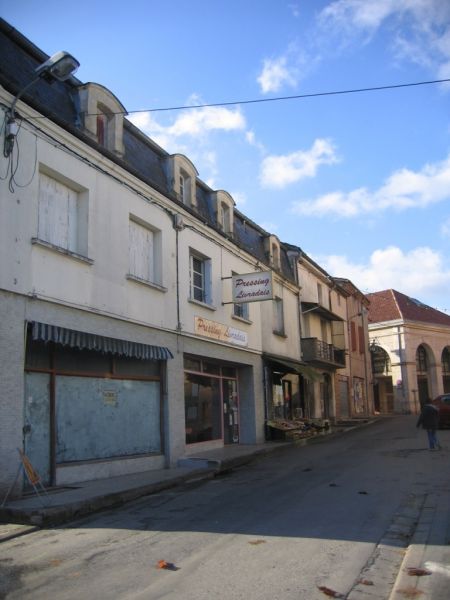 Immeuble 10 mn de Villeneuve, centre d'un bourg.