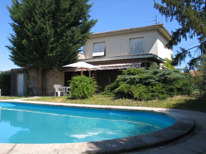  House with swimming pool near downtown Villeneuve Sur Lot 135m �.