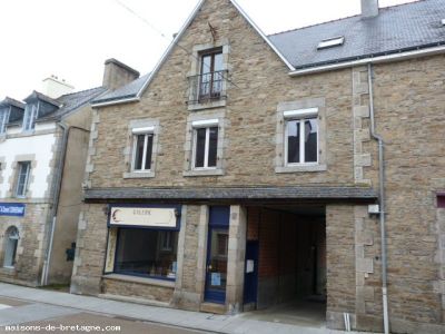 Pont Aven, maison et espace commercial.