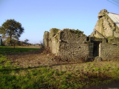 Terrain avec batiment en pierres a restaurer en bretagne sud
