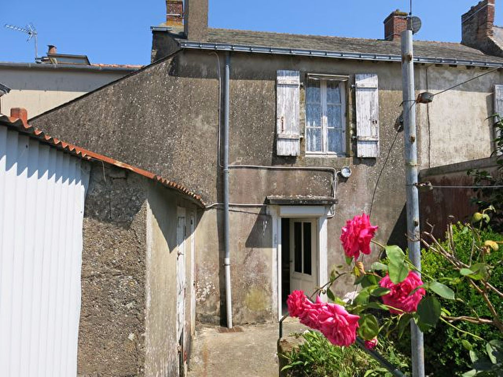 Maison en pierres à vendre dans le centre-bourg d'HERBIGNAC à 15 minutes de GUERANDE Maison en pierres à vendre dans le centre-bourg d'HERBIGNAC à 15 minutes de GUERANDE