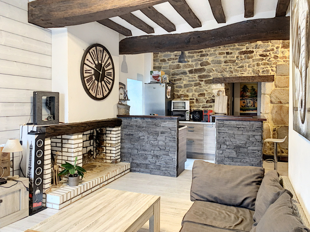 LA ROCHE BERNARD-QUARTIER HISTORIQUE, APPARTEMENT DE CHARME AVEC PIERRES POUTRES APPARENTES, VUE SUR LE PORT, PROCHE AXE NANTES VANNES, 18 KMS DES PLAGES. LA ROCHE BERNARD-QUARTIER HISTORIQUE, APPARTEMENT DE CHARME AVEC PIERRES POUTRES APPARENTES, VUE SUR LE PORT, PROCHE AXE NANTES VANNES, 18 KMS DES PLAGES.