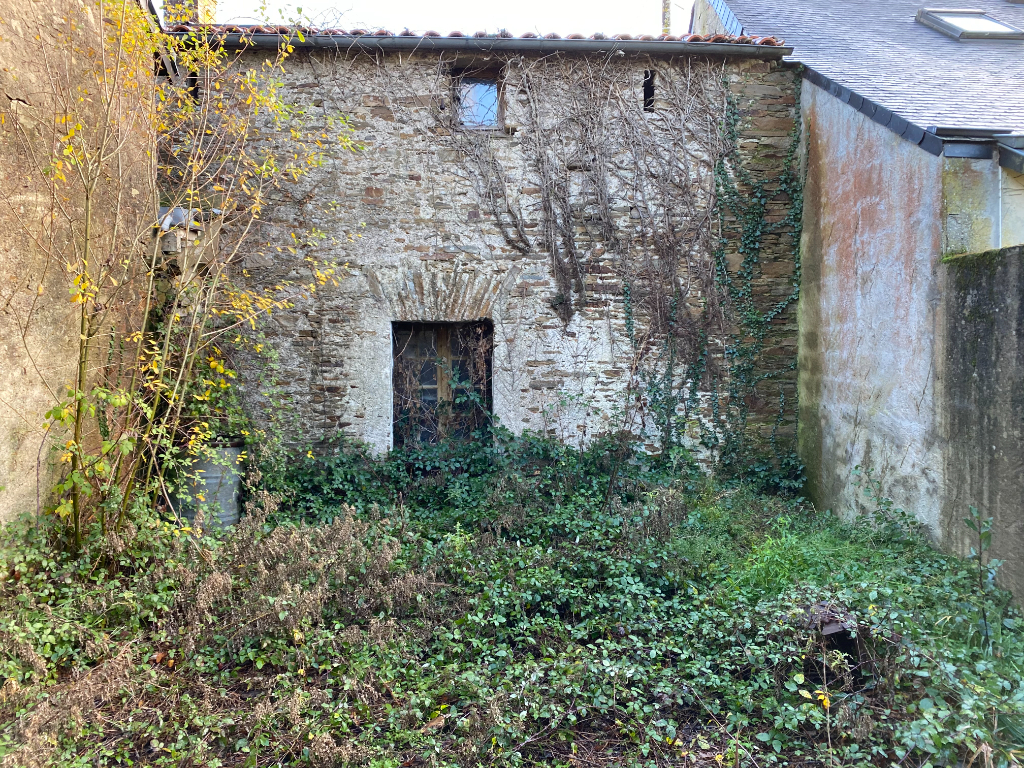 BATISSE en pierre A RENOVER PLEIN BOURG BATISSE en pierre A RENOVER PLEIN BOURG