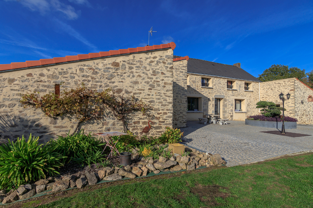 Maison Sautron 8 pièce(s) 196 m2 Maison Sautron 8 pièce(s) 196 m2
