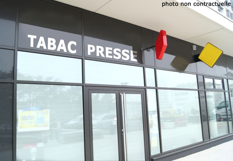 LA ROCHELLE MURS ET FOND TABAC - PECHE -JEUX - BIMBELOTERIE - 115 M�