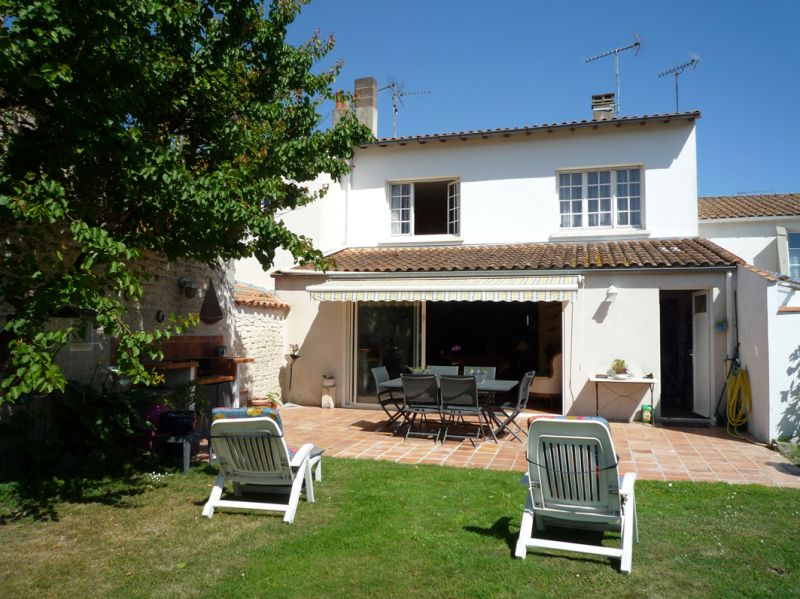 BEAU JARDIN ENSOLEILLE SECTEUR LA ROCHELLE