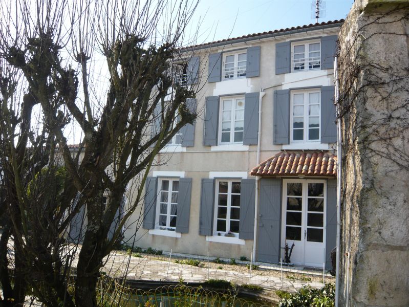 DANS UN AGR�ABLE PARC,