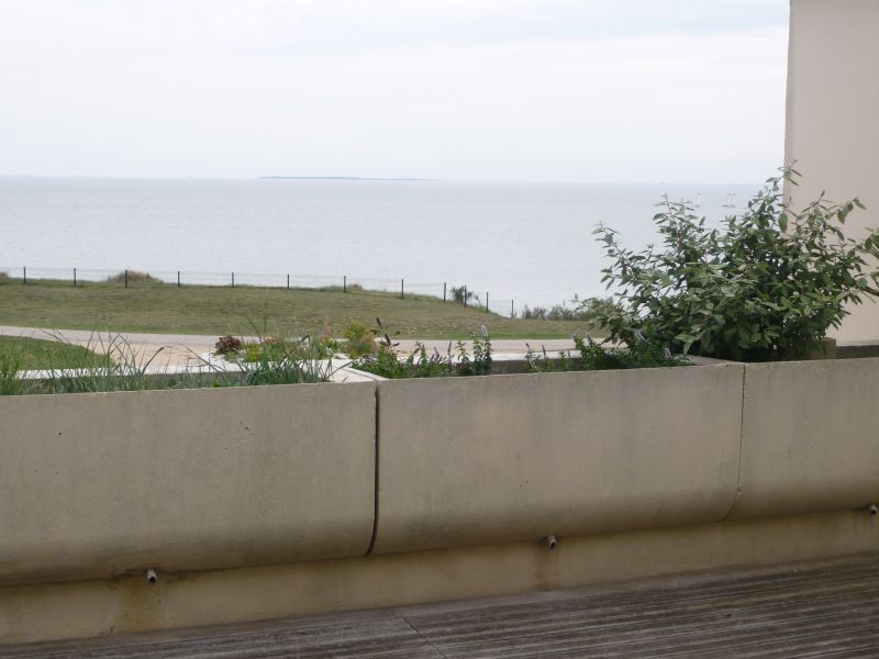 VUE MER POUR CET APP AVEC TERRASSE PLEIN SUD
