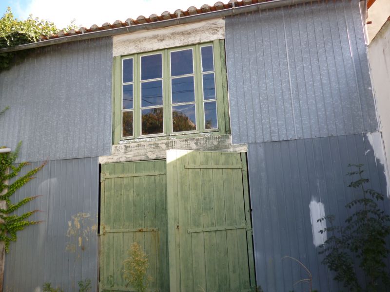 TERRAIN CONSTRUCTIBLE AVEC 2 HANGARS LA ROCHELLE