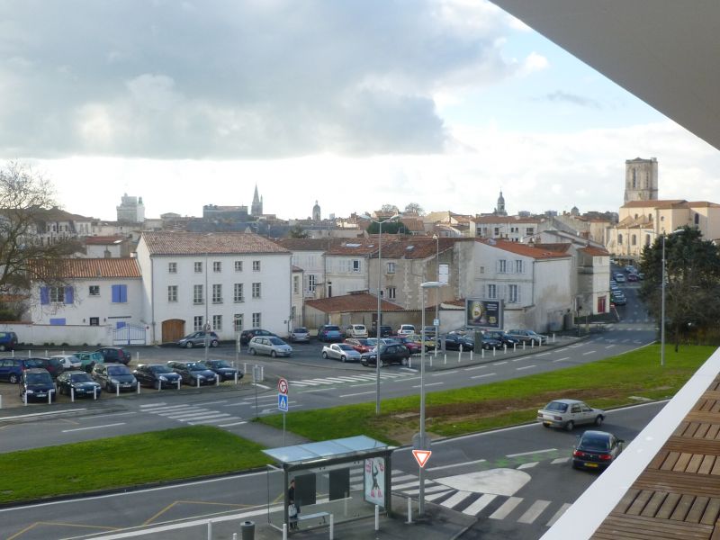 Belles prestations ! appartement 2 chambres, grande terrasse au sud avec vue sur la gare et les tours de La Rochelle