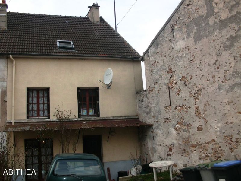 MAISON DE VILLAGE,TRAVAUX A PREVOIR.