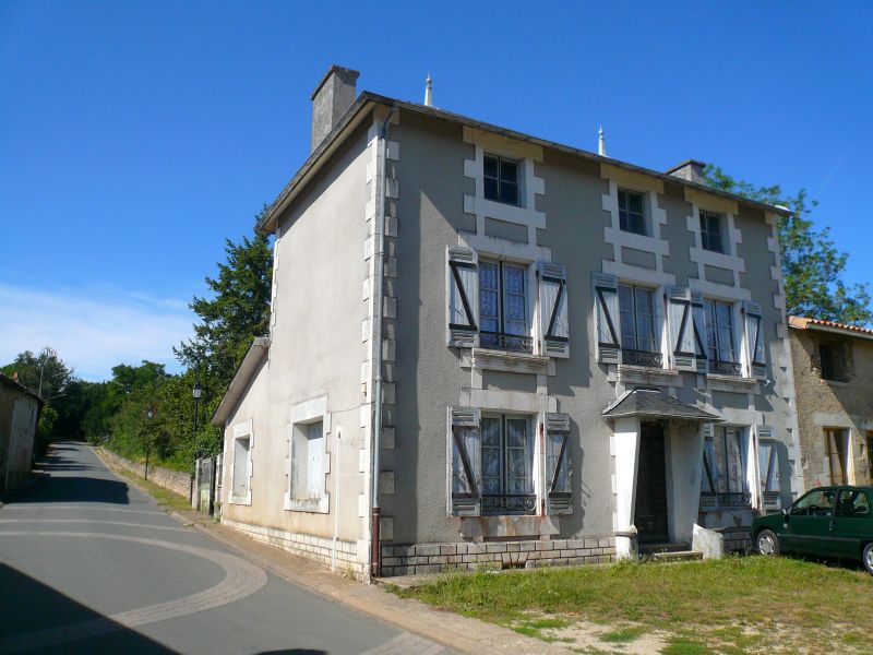 PROCHE VIVONNE MAISON ANCIENNE
