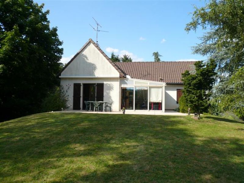 GRAND POITIERS / TRES AGREABLE MAISON /SOUS-SOL AVEC MAGNIFIQUE TERRAIN DE 3694M�