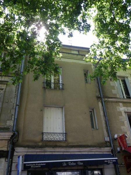 POITIERS PLATEAU IMMEUBLE DE RAPPORT COMPRENANT: UN COMMERCE, UN APPARTEMENT TYPE T4 EN DUPLEX, 2 STUDIOS