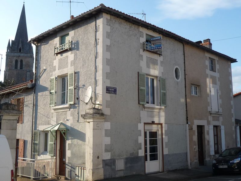 MAISON BOURG SAINT BENOIT PROCHE POITIERS GARAGE