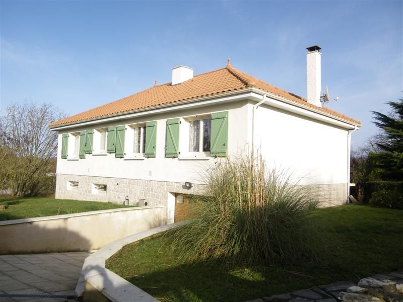 GRAND POITIERS MAISON TRADITIONNELLE DANS UN ESPACE DE 132 M� HAB.
