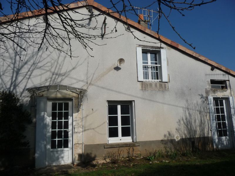 CHASSENEUIL DU POITOU PROCHE POITIERS FERMETTE 80 M� 2 CHAMBRES JARDIN DEPENDANCE