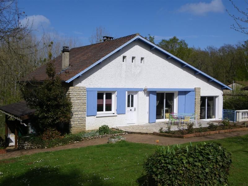 QUINCAY MAISON AVEC PISCINE ET GRAND TERRAIN