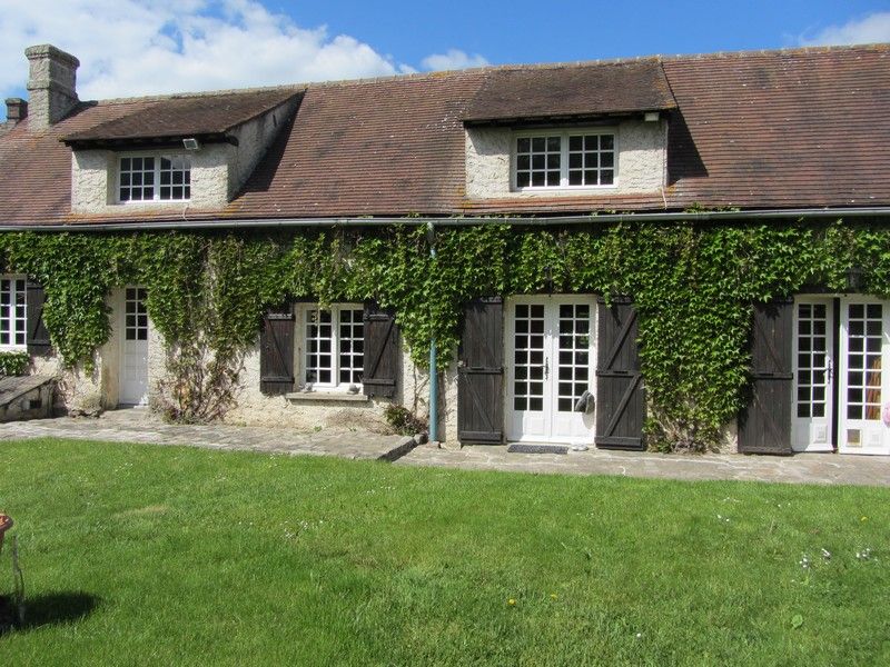 Proche Houdan. Jolie long�re sur 1300 m� de jardin