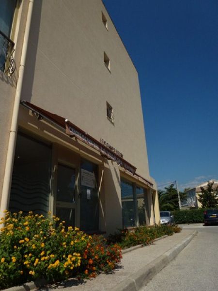 SANARY BAIL COMMERCIAL A VENDRE 60000 EUROS local de 74m�