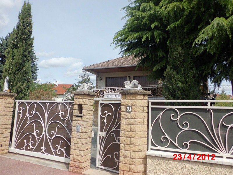 BRON /LIMITE 3e -  MAISON 7 PIECES  300 M2